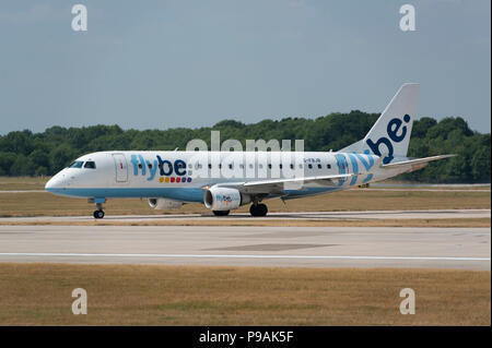 Un Flybe Embraer ERJ-175STD siede sulla pista dell'aeroporto di Manchester che si prepara a decollare. Foto Stock