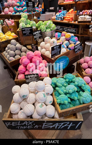 Un display a colori di saponi per la vendita in lussureggianti, una artigianale di cosmetici biologici store di East 14th Street a Manhattan, New York City. Foto Stock