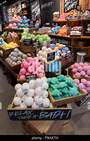 Un display a colori di saponi per la vendita in lussureggianti, una artigianale di cosmetici biologici store di East 14th Street a Manhattan, New York City. Foto Stock