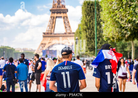 Parigi, Francia. Il 15 luglio 2018. Una grande folla di giro a Parigi per guardare la Francia vince la Coppa del mondo. Parigi, Francia. Credito: Samantha Ohlsen/Alamy Live ne Foto Stock