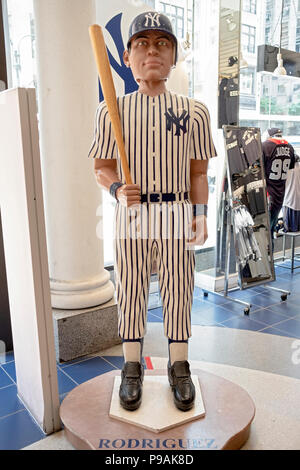 Un alto bobble testa di bambola Alex Rodriguez visualizzato nella New York Yankees team store sulla Fifth Avenue a Manhattan, New York City. Foto Stock