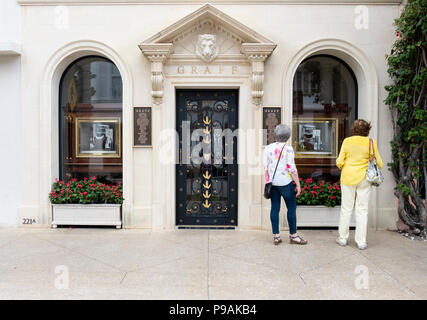 L'esterno e ingresso al Graff, un alto fine gioielleria su Worth Ave. in Palm Beach, FL. Un uomo della sicurezza sta nel vano della porta e due donne sfoglia Foto Stock