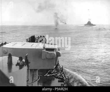 Un piano giapponese si blocca nel mare davanti a USS Columbia (CL-56) nel novembre 1943 ( Foto Stock