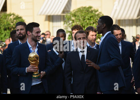 Parigi, Francia. Il 16 luglio 2018. Il Presidente francese Emmanuel Macron accoglie favorevolmente la nazionale di calcio francese alla presidential Elysee Palace in scia di Francia la vittoria in Coppa del mondo. Le President francais Emmanuel Macron accueille les Joueurs de l'equipe de France au Palais de l'Elysee apres leur victoire en Coupe du Monde. *** La Francia / nessuna vendita di supporti in francese.Credit: Fotografia Idealink/Alamy Live News Foto Stock