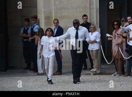 Parigi, Francia. Il 16 luglio 2018. La Francia di avanti Kylian Mbappe il padre di Wilfried Mbappe (R) e il suo giovane fratello Ethan Mbappe arriva alla presidential Elysee Palace in scia di Francia la vittoria in Coppa del mondo. Le pere de Kylian Mbappe, Wilfried Mbappe, et son petit frere Ethan Mbappe arrivent au Palais de l'Elysee pour la reception en l'honneur des champions du monde de football. *** La Francia / nessuna vendita di supporti in francese.Credit: Fotografia Idealink/Alamy Live News Foto Stock