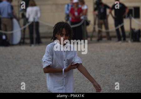 Parigi, Francia. Il 16 luglio 2018. La Francia di avanti Kylian Mbappe del fratello minore Ethan Mbappe arriva alla presidential Elysee Palace in scia di Francia la vittoria in Coppa del mondo. Le petit frere de Kylian Mbappe, Ethan Mbappe, arrivano au Palais de l'Elysee pour la reception en l'honneur des champions du monde de football. *** La Francia / nessuna vendita di supporti in francese.Credit: Fotografia Idealink/Alamy Live News Foto Stock