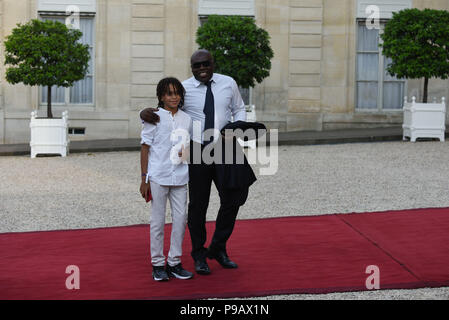 Parigi, Francia. Il 16 luglio 2018. La Francia di avanti Kylian Mbappe il padre di Wilfried Mbappe (R) e il suo giovane fratello Ethan Mbappe arriva alla presidential Elysee Palace in scia di Francia la vittoria in Coppa del mondo. Le pere de Kylian Mbappe, Wilfried Mbappe, et son petit frere Ethan Mbappe arrivent au Palais de l'Elysee pour la reception en l'honneur des champions du monde de football. *** La Francia / nessuna vendita di supporti in francese.Credit: Fotografia Idealink/Alamy Live News Foto Stock