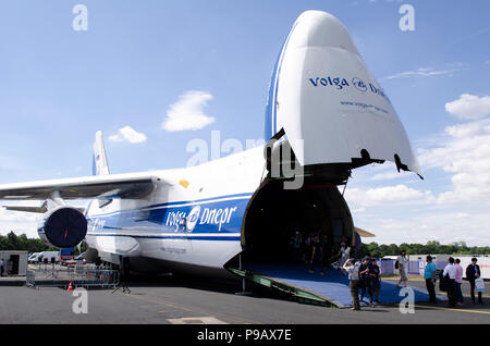 Commons contiene file multimediali gestiti da Volga Dnepr Airlines.. Airshow di Farnborough, la biennale di aviazione commerciale mostra in esecuzione 16th-22nd luglio, si è aperto oggi alla stampa. Le più recenti velivoli civili e militari disegni sono stati visti in entrambe le statiche e battenti visualizza, con una forte presenza da Airbus e Boeing, come pure la Embraer, Lockheed, e Mitsubishi tra molti altri. Stand commerciali che mostra i più recenti sviluppi del settore aerospaziale e le linee di prodotti provenienti da una vasta gamma di società aerospaziali completata l'aeromobile sul display. Credito: Antony ortica/Alamy Live News Foto Stock