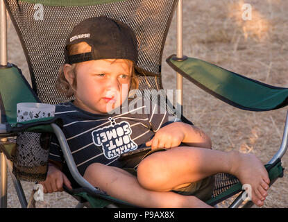 Ragazzo giovane rilassante in campeggio sedia al Latitude Festival, Henham Park, Suffolk, Inghilterra, 15 luglio, 2018 Foto Stock
