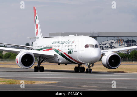 Boeing 787 Dreamliner in Biman Bangladesh Airlines colori. Airshow di Farnborough, la biennale di aviazione commerciale mostra in esecuzione 16th-22nd luglio, si è aperto oggi alla stampa. Le più recenti velivoli civili e militari disegni sono stati visti in entrambe le statiche e battenti visualizza, con una forte presenza da Airbus e Boeing, come pure la Embraer, Lockheed, e Mitsubishi tra molti altri. Stand commerciali che mostra i più recenti sviluppi del settore aerospaziale e le linee di prodotti provenienti da una vasta gamma di società aerospaziali completata l'aeromobile sul display. Credito: Antony ortica/Alamy Live News Foto Stock