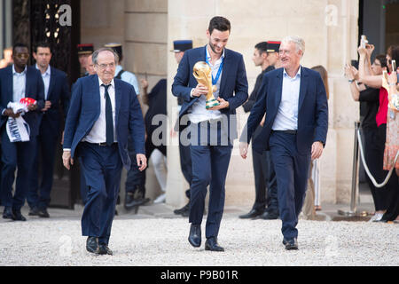 Parigi, Francia. 16 Luglio, 2018. Presidente della Federazione calcio francese Noel Le Graet, capitano della squadra francese Hugo Lloris e l'allenatore della squadra francese Didier Deschamps (L a R) arrivano a Elysee Palace a Parigi, in Francia, il 16 luglio 2018. Il Presidente francese Emmanuel Macron geeeted lunedì vincente il Team Francese. Credit: Jack Chan/Xinhua/Alamy Live News Foto Stock