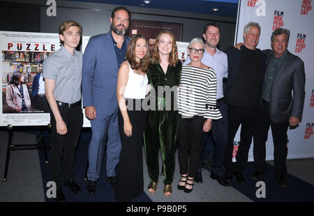 Beverly Hills, in California, Stati Uniti d'America. 16 Luglio, 2018. (L-R) attore Austin Abrams, attore David Denman, attrice Kelly Macdonald e attrice Liv Hewson, produttore Wren Arthur, produttore Guy Stodel, direttore/scrittore Marc Turtletaub e copresidente Sony Picture Classics Tom Bernard frequentare il Los Angeles Premiere di Sony Picture Classics" "puzzle" sulla luglio 16, 2018 a Writer's Guild Theatre di Beverly Hills, la California. Foto di Barry re/Alamy Live News Foto Stock