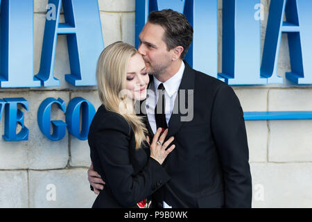 Londra, Regno Unito. Il 16 luglio 2018. Amanda Seyfried e Thomas Sadoski arriva per il mondo premiere del film di 'Mamma Mia! Qui andiamo ancora' a Eventim Apollo Hammersmith a Londra. Credito: Wiktor Szymanowicz/Alamy Live News Foto Stock