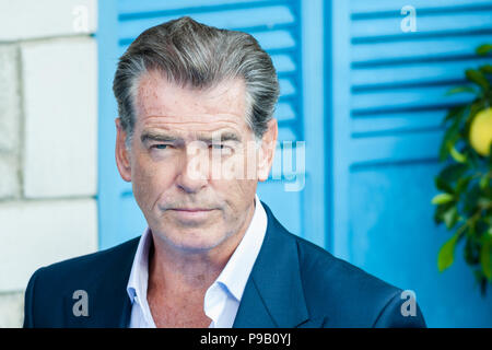 Londra, Regno Unito. Il 16 luglio 2018. Pierce Brosnan e moglie Keely Shaye Smith arriva per il mondo premiere del film di 'Mamma Mia! Qui andiamo ancora' a Eventim Apollo Hammersmith a Londra. Credito: Wiktor Szymanowicz/Alamy Live News Foto Stock