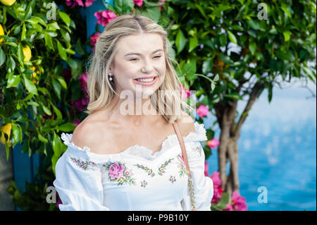 Londra, Regno Unito. Il 16 luglio 2018. La Georgia Toffolo arriva per il mondo premiere del film di 'Mamma Mia! Qui andiamo ancora' a Eventim Apollo Hammersmith a Londra. Credito: Wiktor Szymanowicz/Alamy Live News Foto Stock