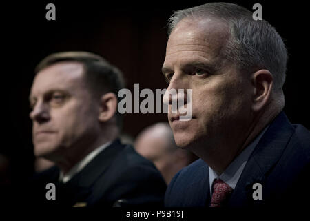 Washington, Distretto di Columbia, Stati Uniti d'America. Xiii Febbraio, 2018. Ex direttore della National Security Agency (NSA) ammiraglio Mike Rogers e direttore - National Geospatial-Intelligence Agency (NGA), ROBERT CARDILLO testimonia al Senato Intelligence Comitato 2018 in tutto il mondo la valutazione del rischio del Senato Comitato di intelligence, Feb 13, 2018. Credito: Douglas Christian/ZUMA filo/Alamy Live News Foto Stock