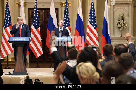 Helsinki, Finlandia. 16 Luglio, 2018. Il presidente russo Vladimir Putin, destra e U.S. Presidente Donald Trump durante una conferenza stampa congiunta a conclusione dell'U.S. - Russia vertice presso il Palazzo Presidenziale Luglio 16, 2018 a Helsinki in Finlandia. Credito: Planetpix/Alamy Live News Foto Stock