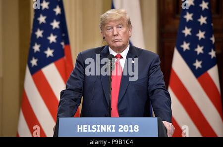 Helsinki, Finlandia. 16 Luglio, 2018. Stati Uniti Presidente Donald Trump con il presidente russo Vladimir Putin durante una conferenza stampa congiunta a conclusione dell'U.S. - Russia vertice presso il Palazzo Presidenziale Luglio 16, 2018 a Helsinki in Finlandia. Credito: Planetpix/Alamy Live News Foto Stock