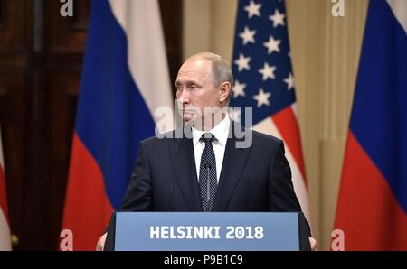 Helsinki, Finlandia. 16 Luglio, 2018. Il presidente russo Vladimir Putin durante una conferenza stampa congiunta con gli Stati Uniti Presidente Donald Trump a conclusione dell'U.S. - Russia vertice presso il Palazzo Presidenziale Luglio 16, 2018 a Helsinki in Finlandia. Credito: Planetpix/Alamy Live News Foto Stock