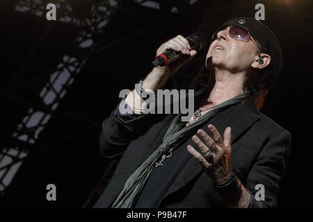 Atene. 16 Luglio, 2018. Foto scattata a luglio 16, 2018 mostra Klaus Meine, frontman e cantante leader del tedesco hard rock band scorpioni, sul palco del Stadio Panateneico durante il loro "almeno una volta nella vita" in concerto a Atene, Grecia. Credito: Chris Kissadjekian/Xinhua/Alamy Live News Foto Stock