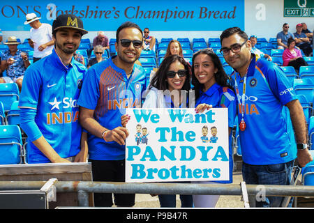 Emerald Headingley, Leeds, Regno Unito. 17 luglio 2018. Emerald Headingley, Leeds, 3° ODI Royal London One-Day serie, Inghilterra v India; Ventilatori tenere un banner dicendo "Vogliamo che i Pandya Fratelli Credito: News immagini /Alamy Live News Foto Stock