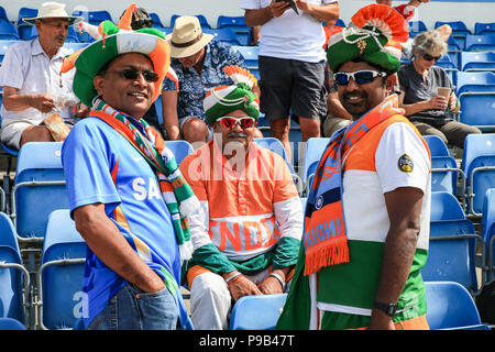 Emerald Headingley, Leeds, Regno Unito. 17 luglio 2018. Emerald Headingley, Leeds, 3° ODI Royal London One-Day serie, Inghilterra v India; ventilatori in mezzo alla folla Credito: News immagini /Alamy Live News Foto Stock