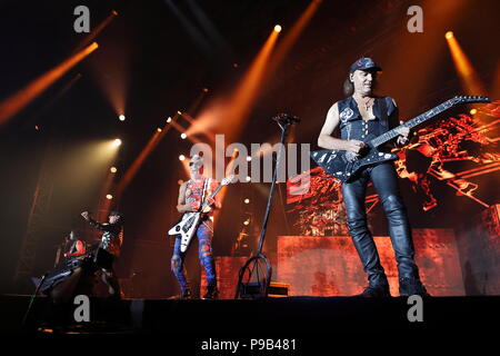 Atene. 16 Luglio, 2018. Foto scattata a luglio 16, 2018 mostra elementi di germanico hard rock band Scorpions sul palco del Stadio Panateneico durante il loro "almeno una volta nella vita" in concerto a Atene, Grecia. Credito: Chris Kissadjekian/Xinhua/Alamy Live News Foto Stock