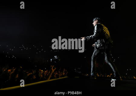 Atene. 16 Luglio, 2018. Foto scattata a luglio 16, 2018 mostra Klaus Meine, frontman e cantante del tedesco hard rock band scorpioni, sul palco del Stadio Panateneico durante il loro "almeno una volta nella vita" in concerto a Atene, Grecia. Credito: Chris Kissadjekian/Xinhua/Alamy Live News Foto Stock