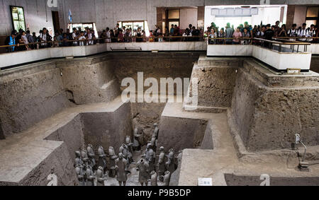 (180717) -- Xi'an, 17 luglio 2018 (Xinhua) -- turisti visitano imperatore Qinshihuang mausoleo del Museo sul sito a Xi'an, Cina nord-occidentale della provincia di Shaanxi, 17 luglio 2018. Il museo ha visto più di 35.000 gite turistiche al giorno in questa estate, fino 28,3 per cento rispetto allo stesso periodo del 2017. (Xinhua/Liu Lianfen)(mcg) Foto Stock