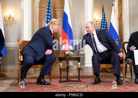 Il presidente russo Vladimir Putin scuote le mani con U.S. Presidente Donald Trump durante gli Stati Uniti - Russia vertice presso il Palazzo Presidenziale Luglio 16, 2018 a Helsinki in Finlandia. Foto Stock