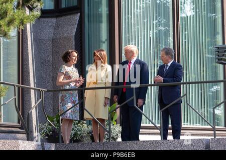 Stati Uniti Presidente Donald Trump, First Lady Melania Trump, Presidente finlandese Sauli Niinisto e sua moglie Jenni Elina Haukio stand insieme all'Mantyniemi Residence Luglio 16, 2018 a Helsinki in Finlandia. Foto Stock