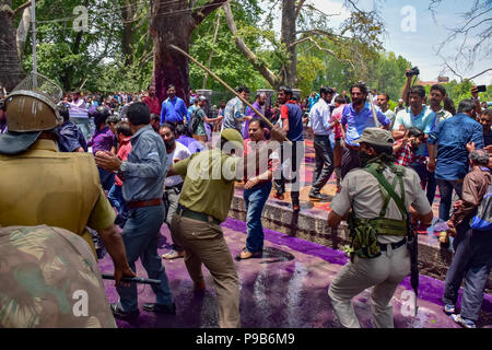 Luglio 17, 2018 - Srinagar, Jammu e Kashmir India - JK Polizia disperdere il governo insegnanti durante anti governo protesta a Srinagar il martedì. La polizia utilizzata acqua cannoni, bastoni e arrestate decine di governo gli insegnanti che protestavano contro il ritardo nel pagamento minimo di escursione. Credito: Abbas Idrees SOPA/images/ZUMA filo/Alamy Live News Foto Stock