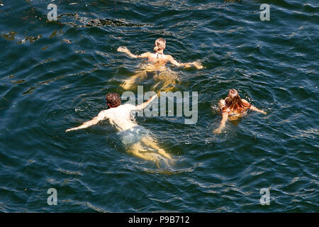 Kiel, Germania. 17 Luglio, 2018. Giovani nuotano nel fiordo di Kieler. Credito: Frank Molter/dpa/Alamy Live News Foto Stock