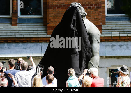 Kiel, Germania. 17 Luglio, 2018. Uno dei dieci gorilla gigante viene svelata al di fuori del Parlamento statale di Schleswig-Holstein. Le statue in bronzo sono stati creati dall'artista cinese LIU Ruowang. Credito: Frank Molter/dpa/Alamy Live News Foto Stock