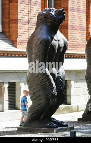 Kiel, Germania. 17 Luglio, 2018. Un bambino corre intorno a un gorilla gigante al di fuori del Parlamento statale di Schleswig-Holstein. Le statue in bronzo sono stati creati dall'artista cinese LIU Ruowang. Credito: Frank Molter/dpa/Alamy Live News Foto Stock