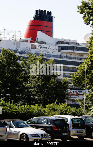 Kiel, Germania. 17 Luglio, 2018. La Cunard cruiser 'Regina Victoria Docks per la prima volta presso il porto di Kiel. La compagnia di navigazione marittima che accompagna il primo aggancio della "Queen Elisabeth' nave gemella con un programma festivo come pure un 'Champagne Tea Time' su un 70-metro-lungo divano. Credito: Frank Molter/dpa/Alamy Live News Foto Stock