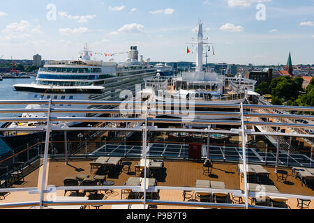 Kiel, Germania. 17 Luglio, 2018. Il punto più alto della Cunard cruiser "Queen Victoria". La compagnia di navigazione marittima che accompagna il primo aggancio della "Queen Elisabeth' nave gemella con un programma festivo come pure un 'Champagne Tea Time' su un 70-metro-lungo divano. Credito: Frank Molter/dpa/Alamy Live News Foto Stock