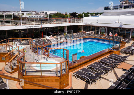 Kiel, Germania. 17 Luglio, 2018. La piscina sulla Cunard cruiser "Queen Victoria". La compagnia di navigazione marittima che accompagna il primo aggancio della "Queen Elisabeth' nave gemella con un programma festivo come pure un 'Champagne Tea Time' su un 70-metro-lungo divano. Credito: Frank Molter/dpa/Alamy Live News Foto Stock