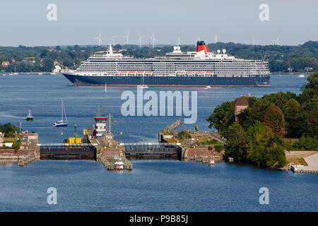 Kiel, Germania. 17 Luglio, 2018. La Cunard cruiser "Queen Victoria" lascia la città di sera dopo la sua forst docking al porto di Kiel. Credito: Frank Molter/dpa/Alamy Live News Foto Stock