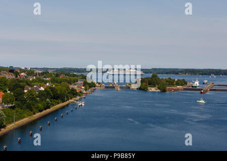 Kiel, Germania. 17 Luglio, 2018. La Cunard cruiser "Queen Victoria" lascia la città di sera dopo la sua forst docking al porto di Kiel. Credito: Frank Molter/dpa/Alamy Live News Foto Stock