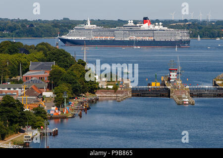 Kiel, Germania. 17 Luglio, 2018. La Cunard cruiser "Queen Victoria" lascia la città di sera dopo la sua forst docking al porto di Kiel. Credito: Frank Molter/dpa/Alamy Live News Foto Stock