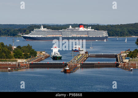 Kiel, Germania. 17 Luglio, 2018. La Cunard cruiser "Queen Victoria" lascia la città di sera dopo la sua forst docking al porto di Kiel. Credito: Frank Molter/dpa/Alamy Live News Foto Stock