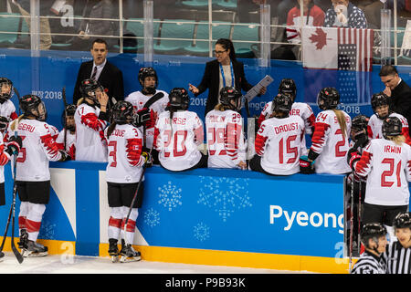 Canadian Head Coach Laura Schuler con il Team Canada durante la medaglia d'oro donna Ice Hockey gioco USA vs Canada presso i Giochi Olimpici Invernali PyeongChang Foto Stock