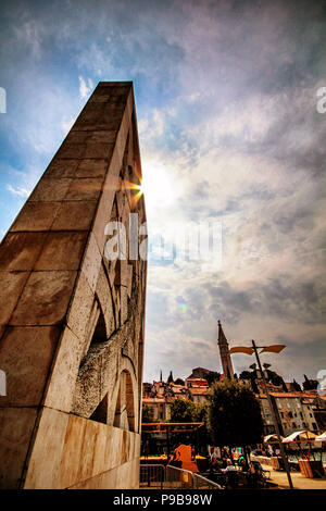 Sole sopra il monumento sulla piazza Valdibor in Rovin