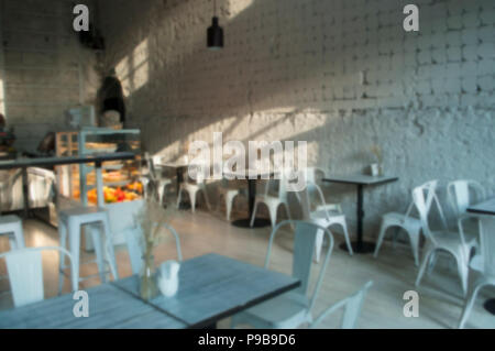 Sfocato di bella caffetteria interno in stile loft. Foto Stock