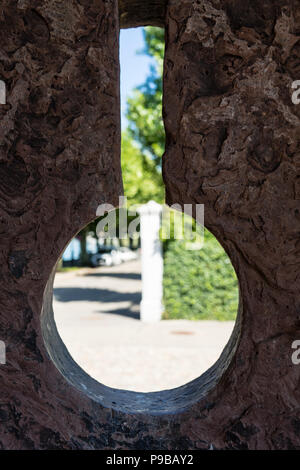 Muro di calcestruzzo medievil foro guardare attraverso con le persone Foto Stock