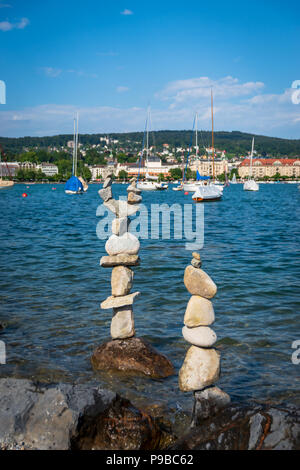 Torri di pietra in equilibrio su rocce dal lago di Zurigo, Svizzera Foto Stock