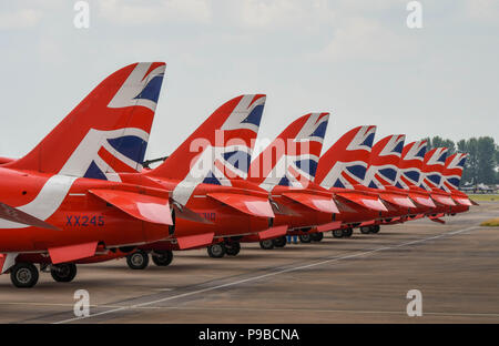 Code di aviogetti Hawk della Royal Air Force aerobatic team, le frecce rosse, schierate sul terreno presso il Royal International Air Tattoo 2018 Foto Stock