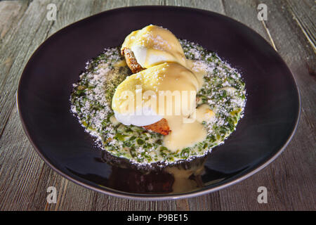 Uova Sardou prima colazione Foto Stock