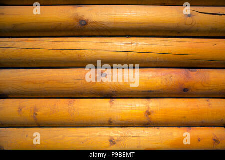 Parete di casa rurale fatta di luce logs con crepe e nodi, può essere utilizzato come sfondo o texture Foto Stock